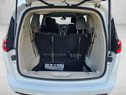 Used 2024 Chrysler Pacifica Limited FWD image 7