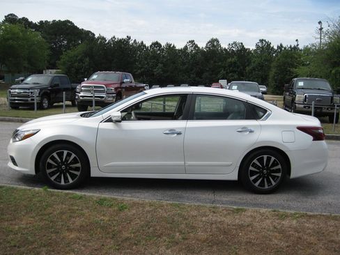 Used 2018 Nissan Altima 2.5 SL w/ 2.5 SL Technology Package FWD image 4