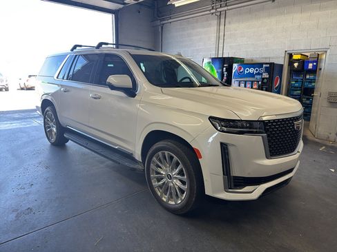 Used 2023 Cadillac Escalade ESV Premium Luxury image 4