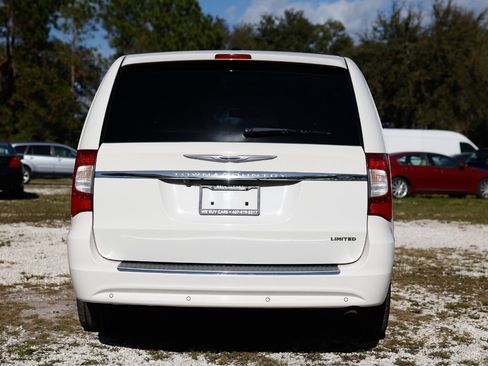Used 2012 Chrysler Town & Country Limited image 7
