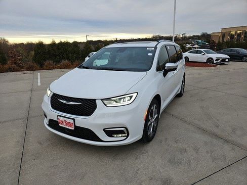 New 2026 Chrysler Pacifica Pinnacle image 1