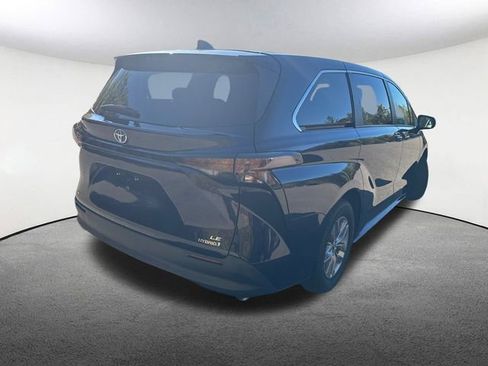 Used 2024 Toyota Sienna LE image 13