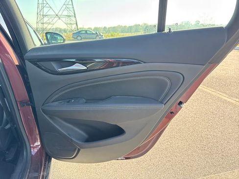 Used 2018 Buick Regal Essence w/ Driver Confidence Package #1 AWD/4WD image 16