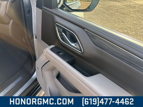 Used 2023 GMC Yukon SLT w/ SLT Premium Package image 24