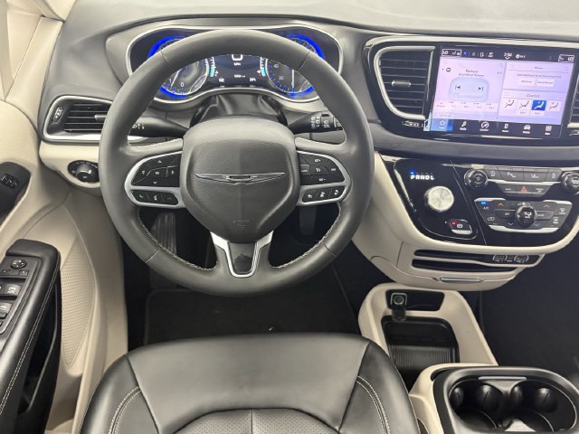 Used 2024 Chrysler Pacifica Touring-L FWD image 13