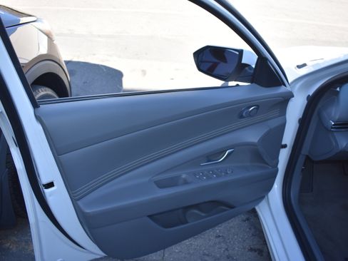 Used 2025 Hyundai Elantra SEL image 25