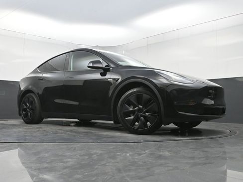 Used 2025 Tesla Model Y Long Range AWD/4WD image 21