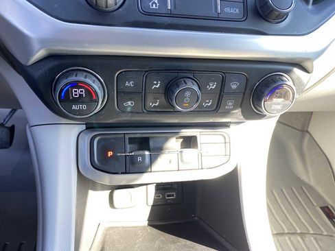 Used 2021 GMC Acadia SLT w/ Technology Package image 23