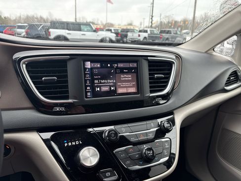 Used 2022 Chrysler Voyager LX image 18