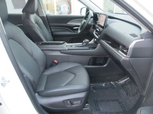 Used 2025 Toyota Grand Highlander AWD image 15