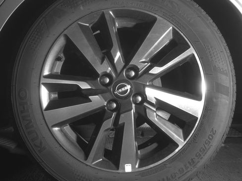 Used 2025 Nissan Versa SV image 14