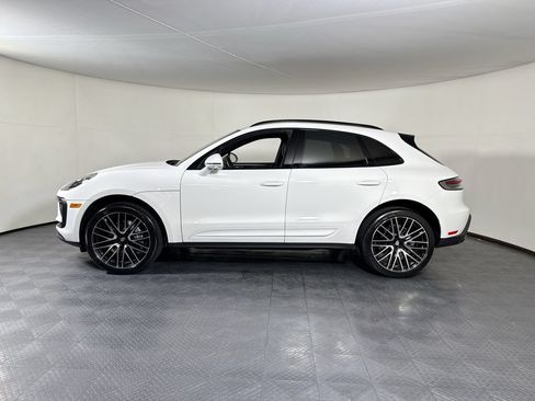 Certified 2025 Porsche Macan AWD/4WD image 2