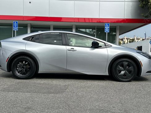 Used 2023 Toyota Prius LE image 3