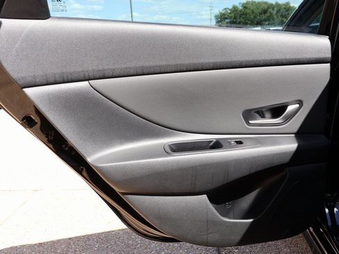 New 2025 Hyundai Elantra Limited image 17