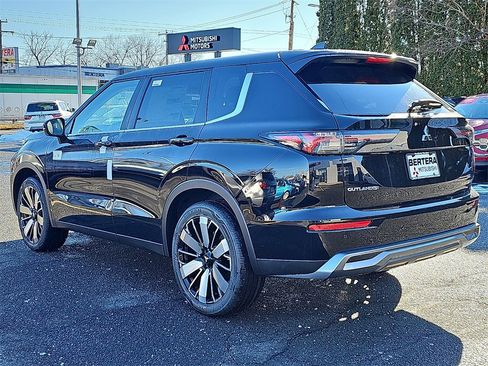 New 2026 Mitsubishi Outlander SE image 3