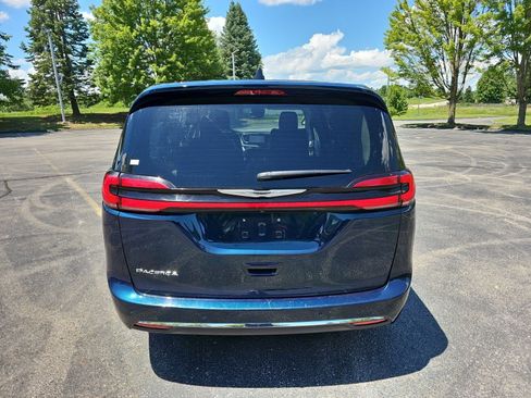 Used 2023 Chrysler Pacifica Touring-L FWD image 5