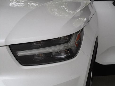 Used 2022 Volvo XC40 T5 Momentum image 55