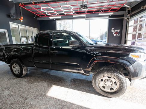 Used 2019 Toyota Tacoma SR image 5