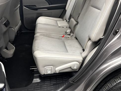 Used 2018 Toyota Highlander Plus w/ Protection Package #3 AWD/4WD image 31