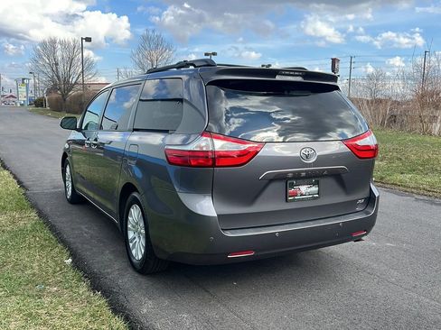 Used 2017 Toyota Sienna XLE Premium image 7