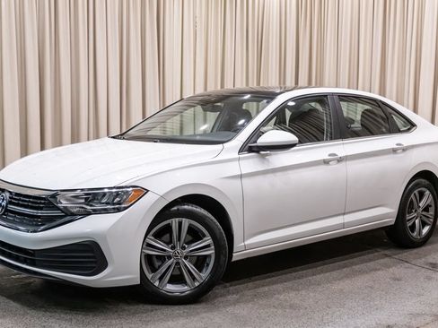 Used 2024 Volkswagen Jetta SE w/ Panoramic Sunroof Package FWD image 2