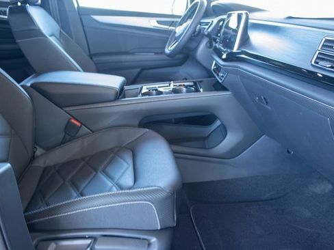 Used 2024 Volkswagen Atlas Cross Sport SE image 24