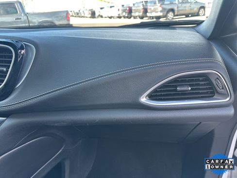 Used 2025 Chrysler Pacifica Limited image 59