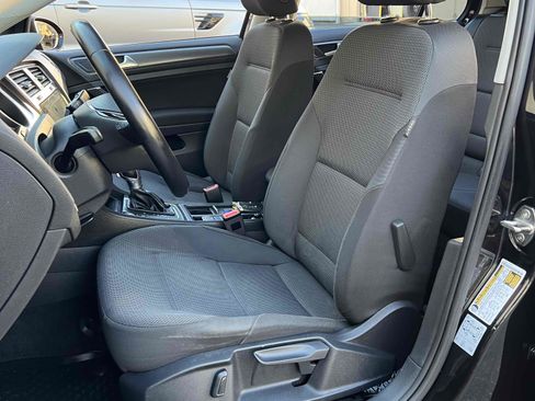 Used 2018 Volkswagen e-Golf SE w/ DC Fast Charging Package image 28