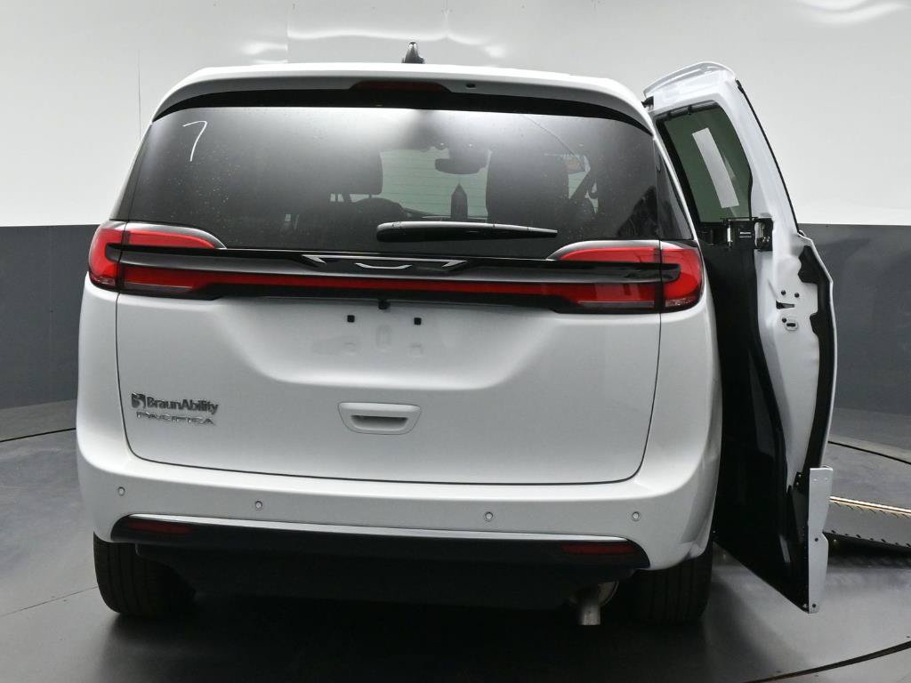 Used 2027 Chrysler Pacifica Select w/ Family Tech Group FWD image 6
