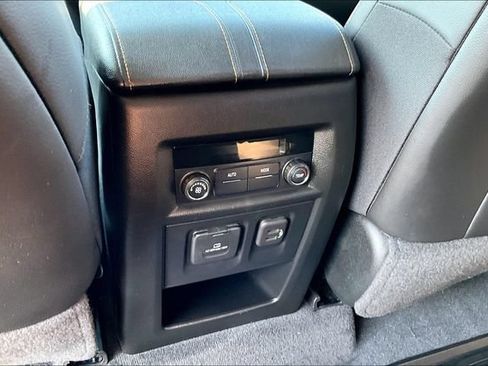 Used 2021 Chevrolet Traverse RS AWD/4WD image 35