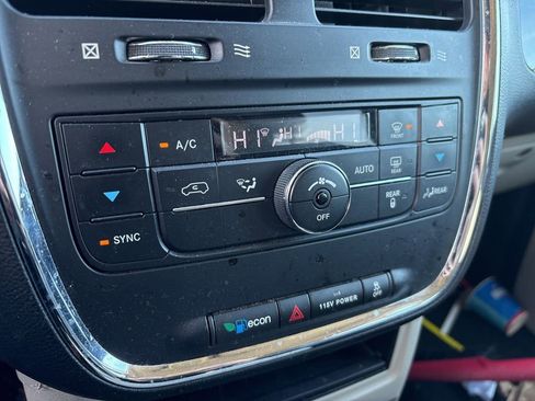 Used 2016 Chrysler Town & Country Touring image 26