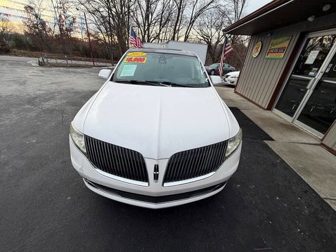 Used 2013 Lincoln MKT AWD image 3