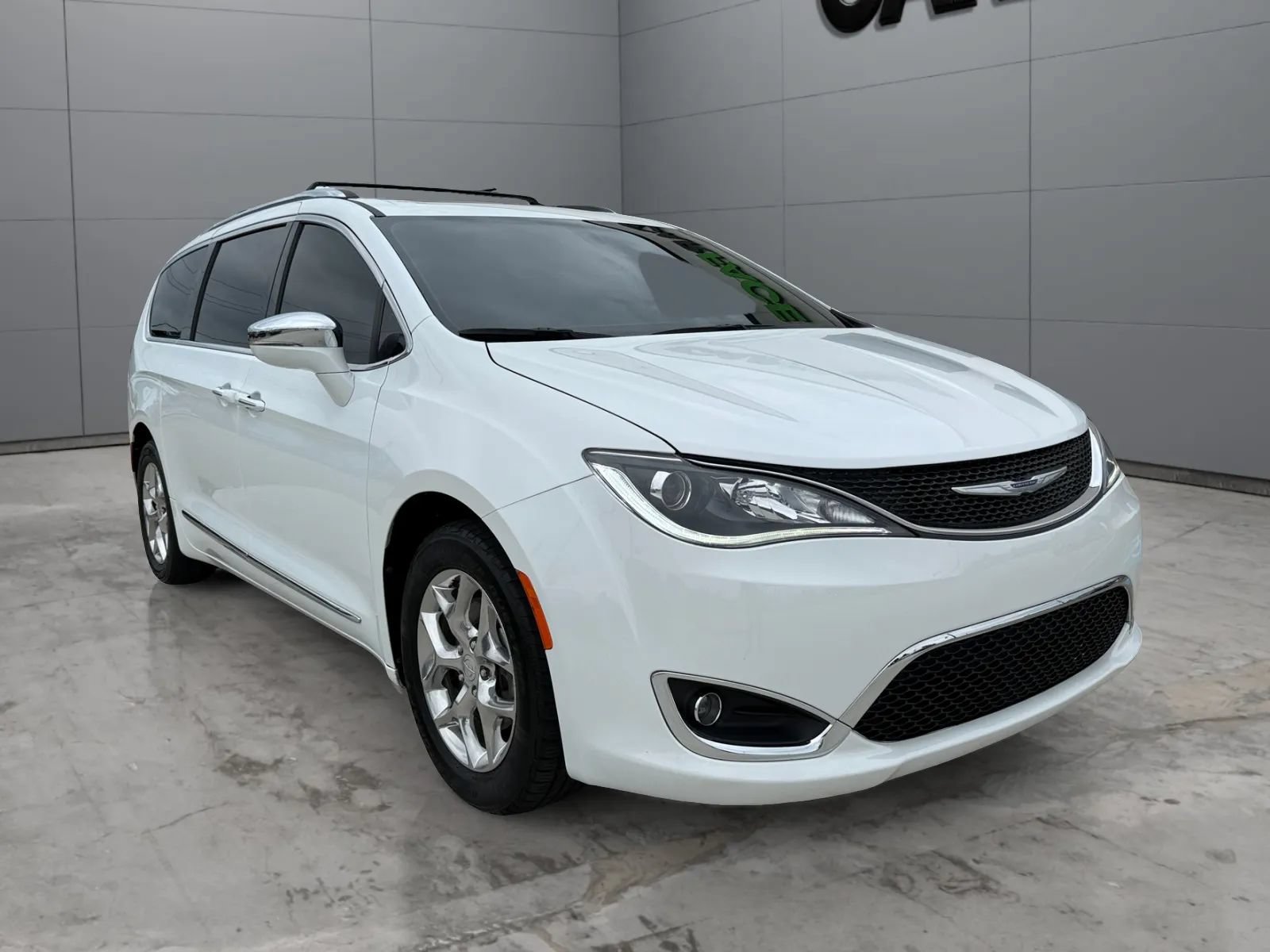 Used 2018 Chrysler Pacifica Limited FWD image 4