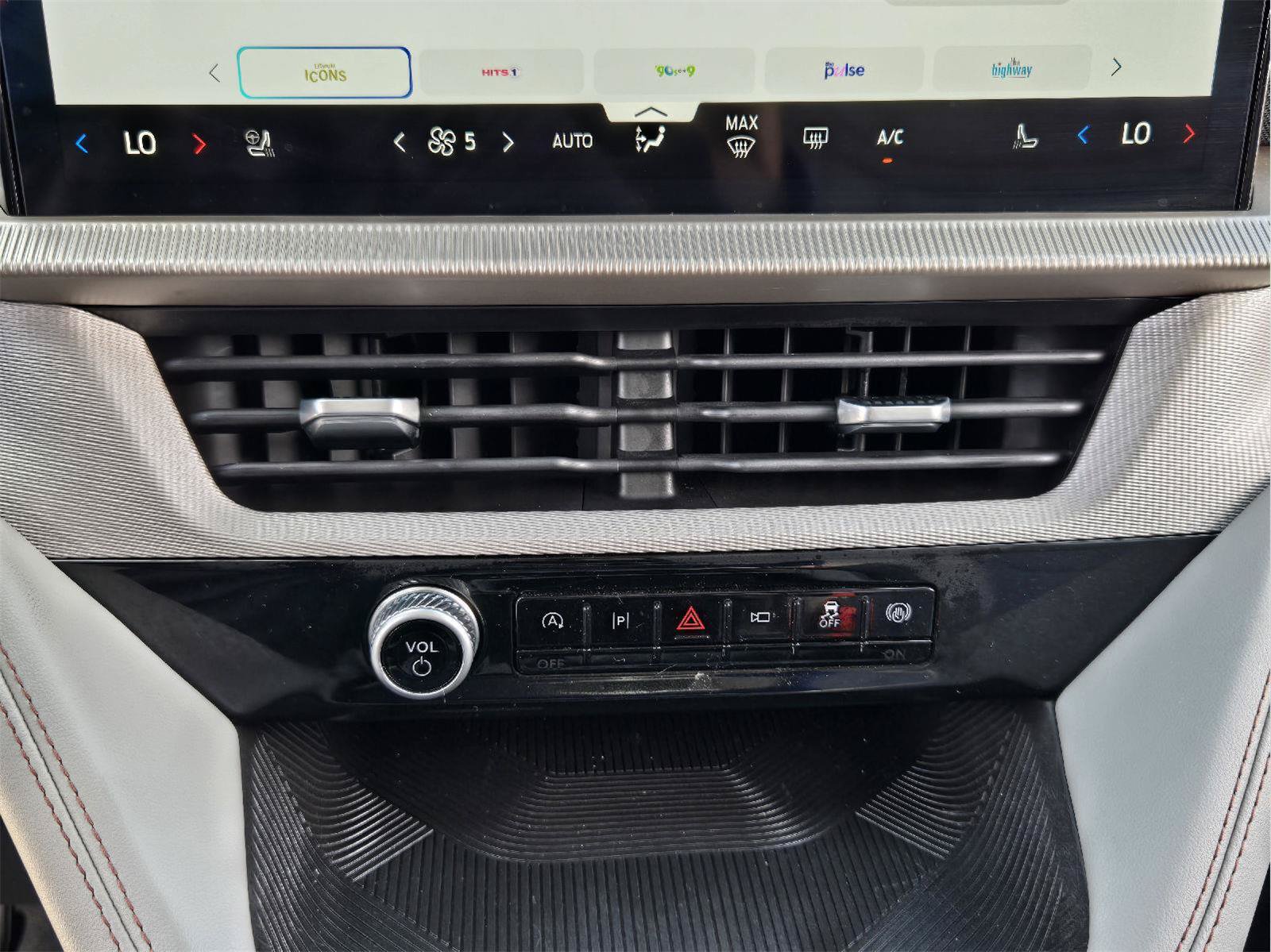 Used 2025 Ford Explorer Active w/ Active Comfort Package RWD image 17