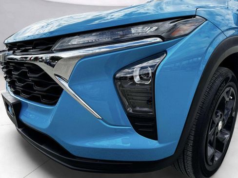 Used 2025 Chevrolet Trax LS w/ LS Convenience Package image 11