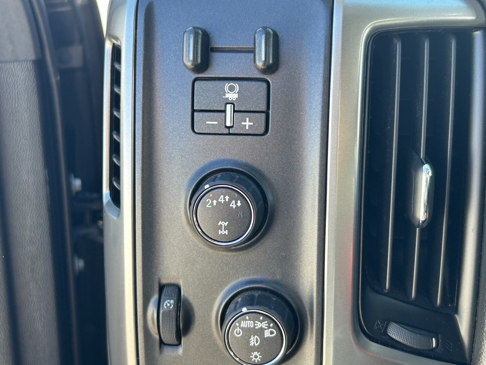 Used 2018 Chevrolet Silverado 2500 LTZ w/ Duramax Plus Package AWD/4WD image 18