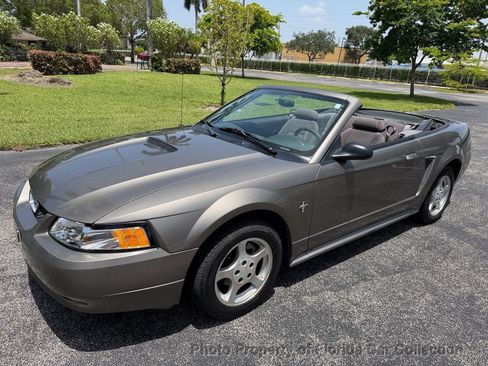 Used 2002 Ford Mustang Convertible RWD image 1