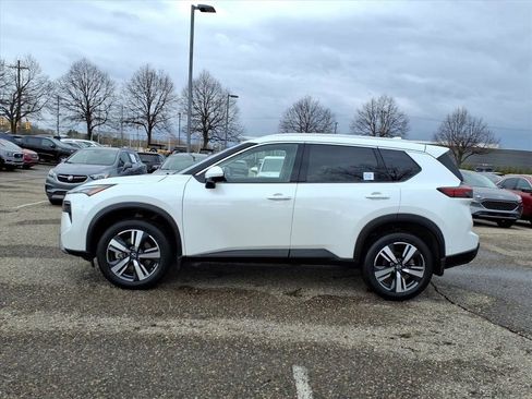 Used 2025 Nissan Rogue SL w/ Tech Package image 2