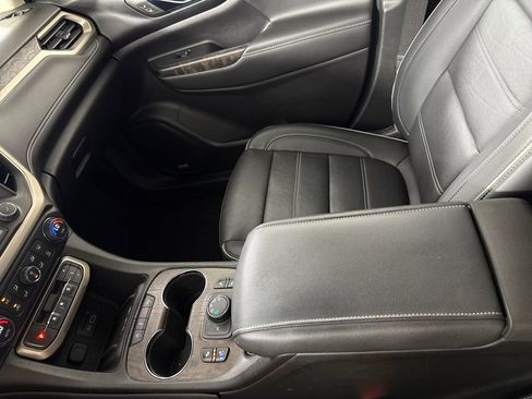 Used 2023 GMC Acadia Denali w/ Denali Ultimate Package image 17