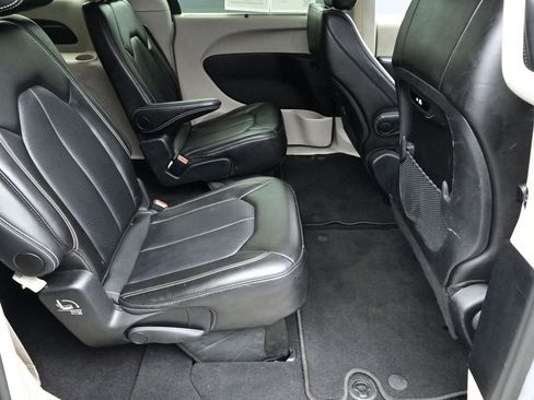 Used 2024 Chrysler Pacifica Touring-L image 10