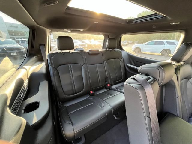 Used 2023 Jeep Wagoneer Series III w/ Premium Group I AWD/4WD image 29