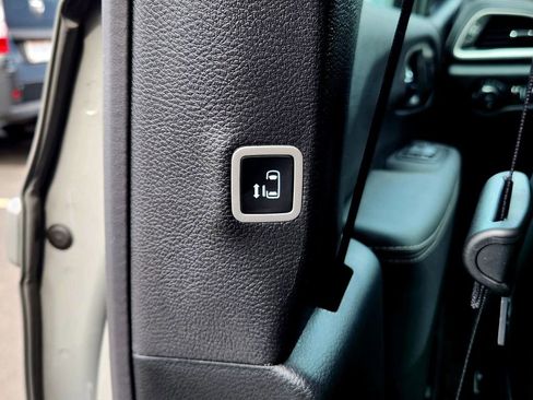 New 2025 Chrysler Pacifica Select image 30