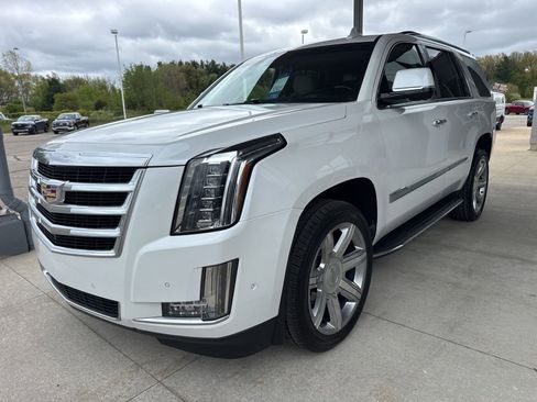 Used 2019 Cadillac Escalade Luxury AWD/4WD image 3