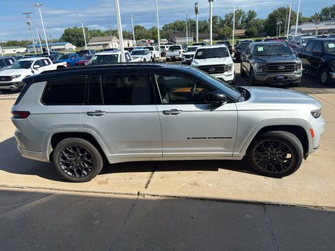 Used 2023 Jeep Grand Cherokee L Summit AWD/4WD image 5