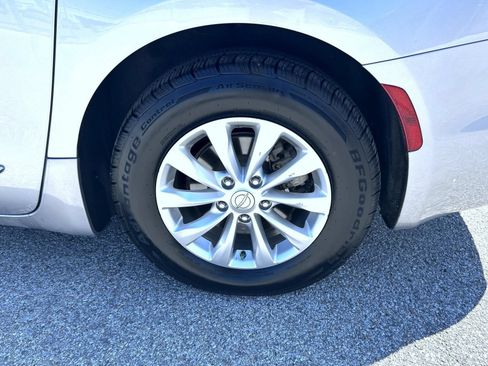 Used 2018 Chrysler Pacifica Touring-L Plus FWD image 23