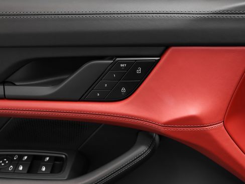 Used 2023 Porsche Taycan image 30