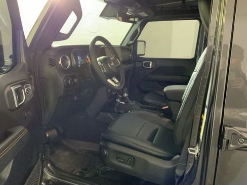 Used 2025 Jeep Wrangler Unlimited Sahara w/ Technology Group AWD/4WD image 17
