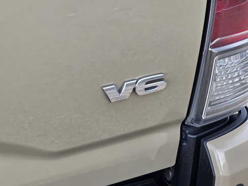 Used 2016 Toyota Tacoma Limited w/ Towing Package image 42