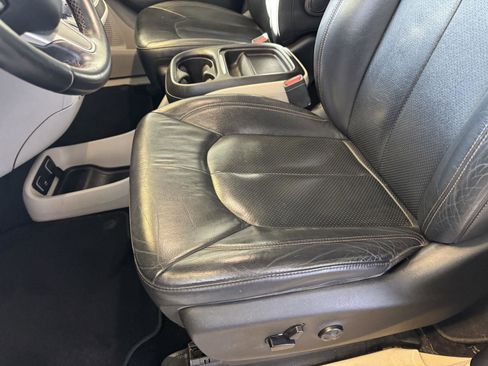 Used 2018 Chrysler Pacifica Touring-L w/ Tire & Wheel Group image 20