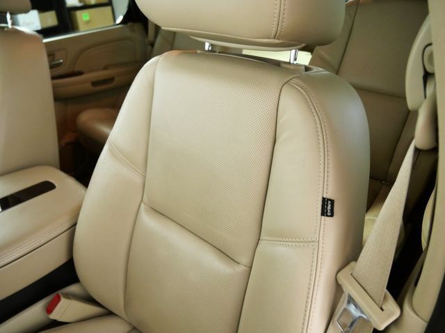 Used 2010 Cadillac Escalade Premium AWD/4WD image 18
